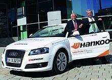 Gerhard Plattner und Franz Doppler (von links) mit ihrem Audi A3 1.9 TDI e im Audi Forum Ingolstadt.